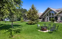Stunning Scenic Creek Views - Spacious Modern Condo