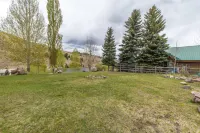 Majestic Mountain Views and Cozy Deck - Charming Family Retreat