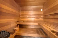 Vintage Decor with Outdoor Living Space and Sauna - Charming Cozy Oasis Hotel di Fayetteville