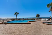 Gorgeous Retreat - Huge Patio, Steps to Pool, Beach, Spa Hotels in Lower Grand Lagoon