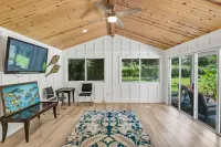 Private Pool and Pool House Retreat Minutes from Columbia - Stunning Oasis Hotel a Forest Acres