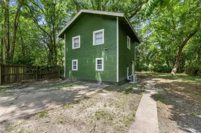 Fully Equipped Kitchen and Smart TV - Charming Modern Retreat