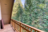 Creek-side mountain cabin with fireplace, balcony & full kitchen - near hiking Hôtels à : Rhododendron
