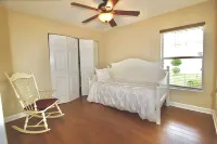 Heated Pool and Private Tiki Bar in Idyllic Setting - Gorgeous Retreat