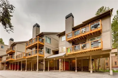 Scenic Views and Cozy Gas Fireplace - Charming Mountain Haven Hotels in Warriors Mark