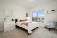 Stylish Space with Pool and Spa Amenities - Luxurious Retreat Hôtels à : Grandview Heights