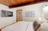 Dog-friendly cabin with deck, hot tub & firepit - walk to Sandy River Hôtels à : Rhododendron