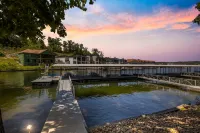 Wave-Free Swimming and Onsite Dock Access - Tranquil Cove Escape Hotel a Lake Ozark