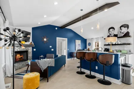 Fully remodeled downtown home with enclosed yard, fireplace, game room & deck Отели в г. Сентертон