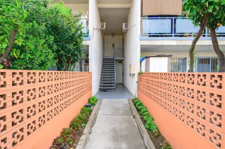 Stylish Living with Private Patio and Parking - Inviting Modern Retreat