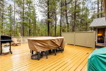 Hot Tub and Enclosed Deck - Cozy Sunriver Retreat