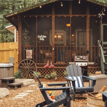 Luxury Cozy cabin with hot tub/ sauna/ Wifi/ close to rock house in Laurelville