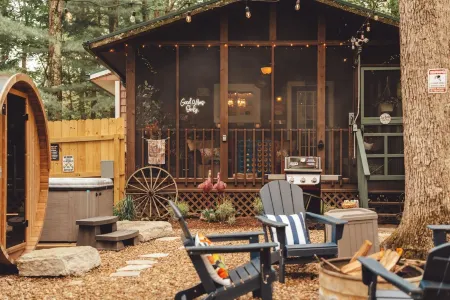 Luxury Cozy cabin with hot tub/ sauna/ Wifi/ close to rock house in Laurelville