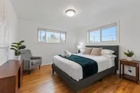 Large Decked Backyard with BBQ and Outdoor Seating - Cozy Charming Retreat Hotel a Mount Vernon