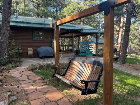 Cozy Cabin on the Creek, with Fireplace and Firepit.