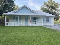 Cozy beach cottage a block off the beach. 3 minutes to downtown Bay St Louis!