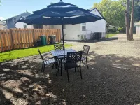 Cozy 2Br w/ Backyard Fun + Dog Friendly - Sleeps 6 Hotel a Vancouver