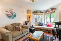 Ski Access and Cozy Comfort - Stylish Mountain Retreat