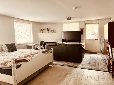 Charming Studio Flat in Sollentuna, Stockholm Отели рядом с достопримечательностью «Golf Lab STHLM»