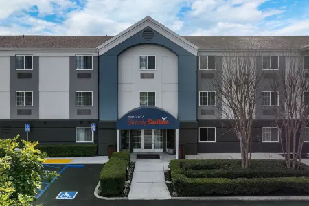 Sonesta Simply Suites Irvine East Foothill Отели рядом с достопримечательностью «Lake Forest Lake»
