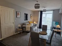 Stylish 2-bed Apartment - Sleeps 4, Parking & Wifi