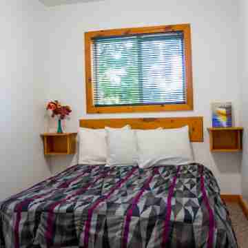 4 Bedroom Cottage Near the Village, Private Beach Access, BBQ, Petfriendly Rooms