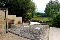 Les Cygnes Noirs Hôtels à : Saint-Hilaire-de-Villefranche