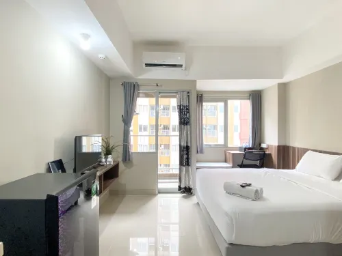 Modern Look Studio Room at LRT City Jatibening Apartment - parcheggio