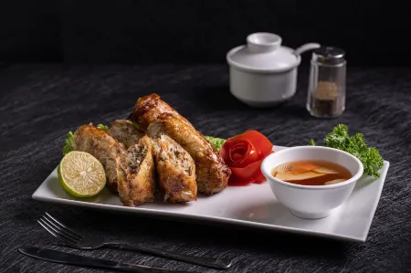 QUEEN CAFE HOTEL & PUB Отели рядом с достопримечательностью «Музей женщин Вьетнама»