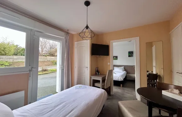 佩羅斯拉尼永英式酒店