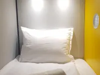 Green Cube Capsule Hostel Hotele w: Gmina Stoliczna