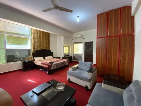 Lal Lodges Suite Apartment Отели рядом с достопримечательностью «Пакистан-Чайна Френдшип Сентер»