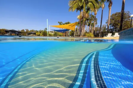 Big4 Nelligen Holiday Park Отели рядом с достопримечательностью «Treasures from the Deep Opal and Shell Museum»