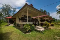 Pranee Beach Bungalows Hotel di Takua Pa District