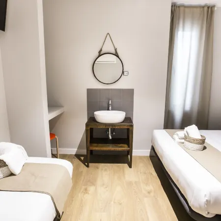 Hola Rooms