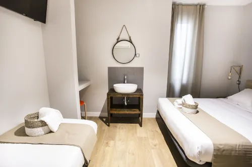 Hola Rooms