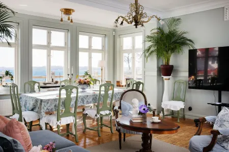 Strandflickornas Annex Gula Villan Отели в г. Урустская коммуна