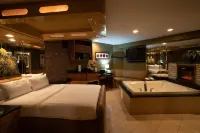 The Champagne Lodge & Luxury Suites فنادق في Downers Grove Township