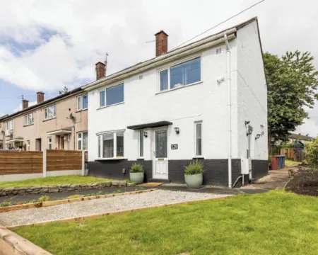 3 Bed House - Sleeps 5 - Parking - Garden - Wifi Hotels in Blackburn