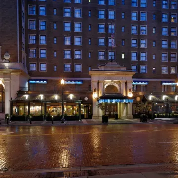 Amway Grand Plaza, Curio Collection by Hilton