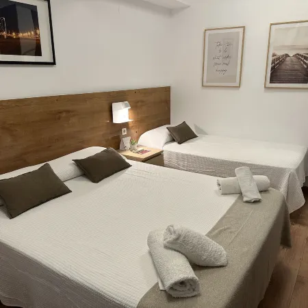 Hostal Alogar Отели рядом с достопримечательностью «Железнодорожный вокзал Ла-Бонанова»