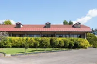 Village Family Motor Inn Отели в г. 