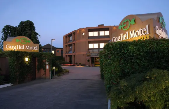 谷歌里爾汽車旅館