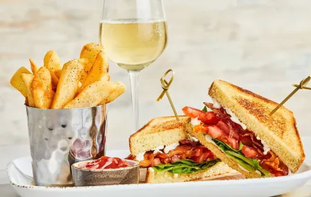 Courtyard New Haven Wallingford Отели рядом с достопримечательностью «Выберите Роузмари Холл»