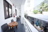 8 Colors Beach House Resort