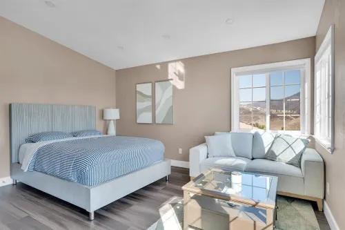 Luxury Studio with Lake Views and Spacious Balcony
