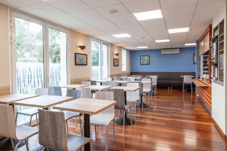 Brit Hotel Saumur Отели в г. Лез Улм