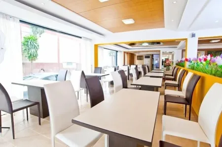 Siam Paradise Entertainment Complex Отели рядом с достопримечательностью «Wat Suan Mokkh»