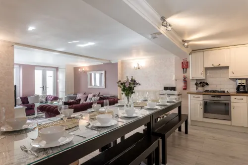 Little Paris - Parking - by Brighton Holiday Lets - Bungalows