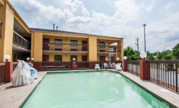 Econo Lodge Inn & Suites I-20, Exit 73